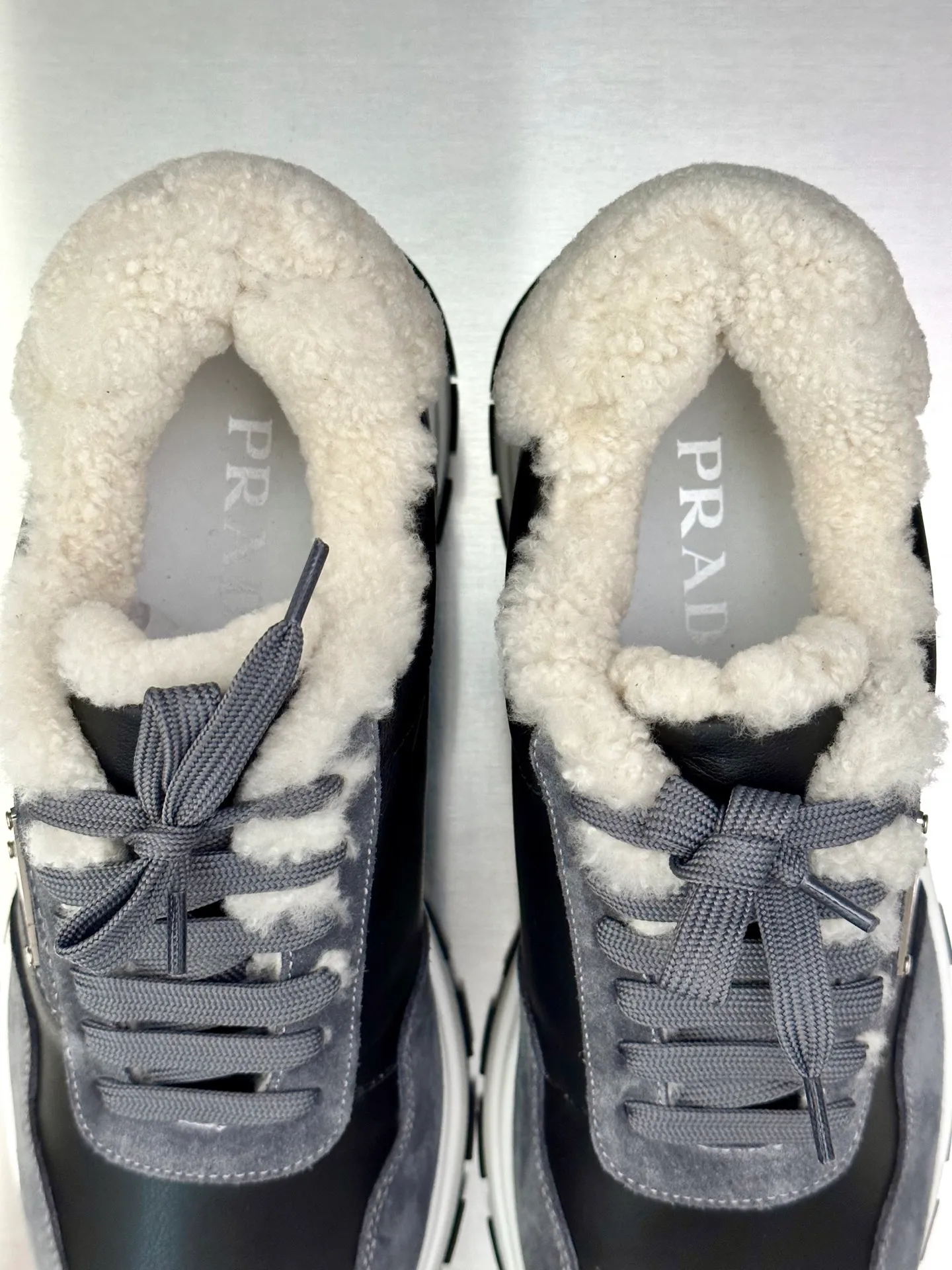 💰780 Prada/Prada men's new wool sneakers. This sneaker presents a modern version, reinterpreting the brand's archive style with clean lines and smooth details. The shoes are made of calf leather and technical fabric, with a triangular metal logo on the outside, bright TPU decoration on the heel, and a longer and padded inner heel design for a more comfortable fit. The tongue is decorated with a silk-screen logo, and is paired with a hollow rubber sole on the heel. The full cowhide lining comes standard with logo cowhide foot pads, making the upper foot taller, more comfortable, and versatile! Comes with full original packaging! Size: 39-40-41-42-43-44 standard leather shoe size (45 can be customized and does not support returns)